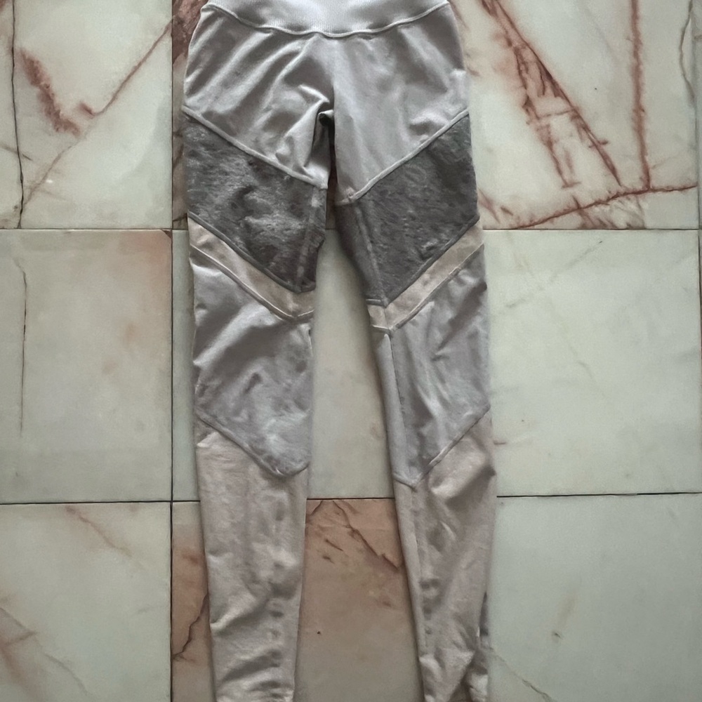 ALO Yoga Gray and Cream Leggings with Modern Colorblock Design A038 - Picture 2 of 6